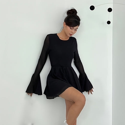 Robe moulante en maille à manches longues col rond et jupe ajustée avec détails corne